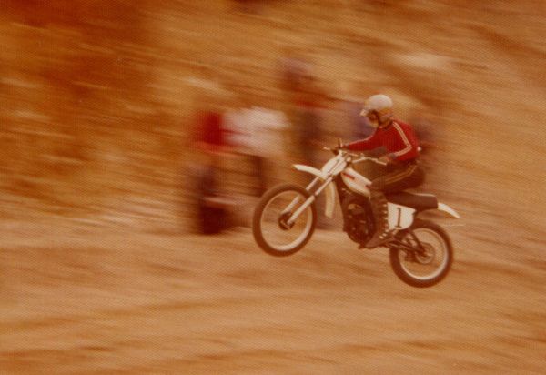 Arto Vilkman ja kovaa menoa B-piikeissä Yamahalla 1975